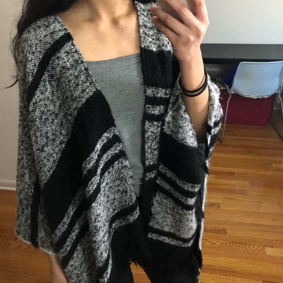 Old Navy Poncho Black and White Shawl - Picture 1 of 4